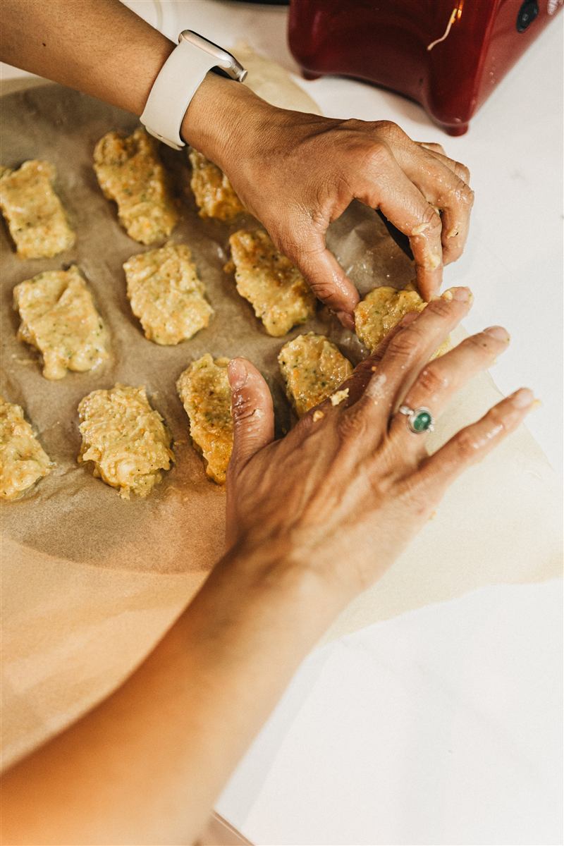 Façonnage à la main de petites bouchées sur papier cuisson